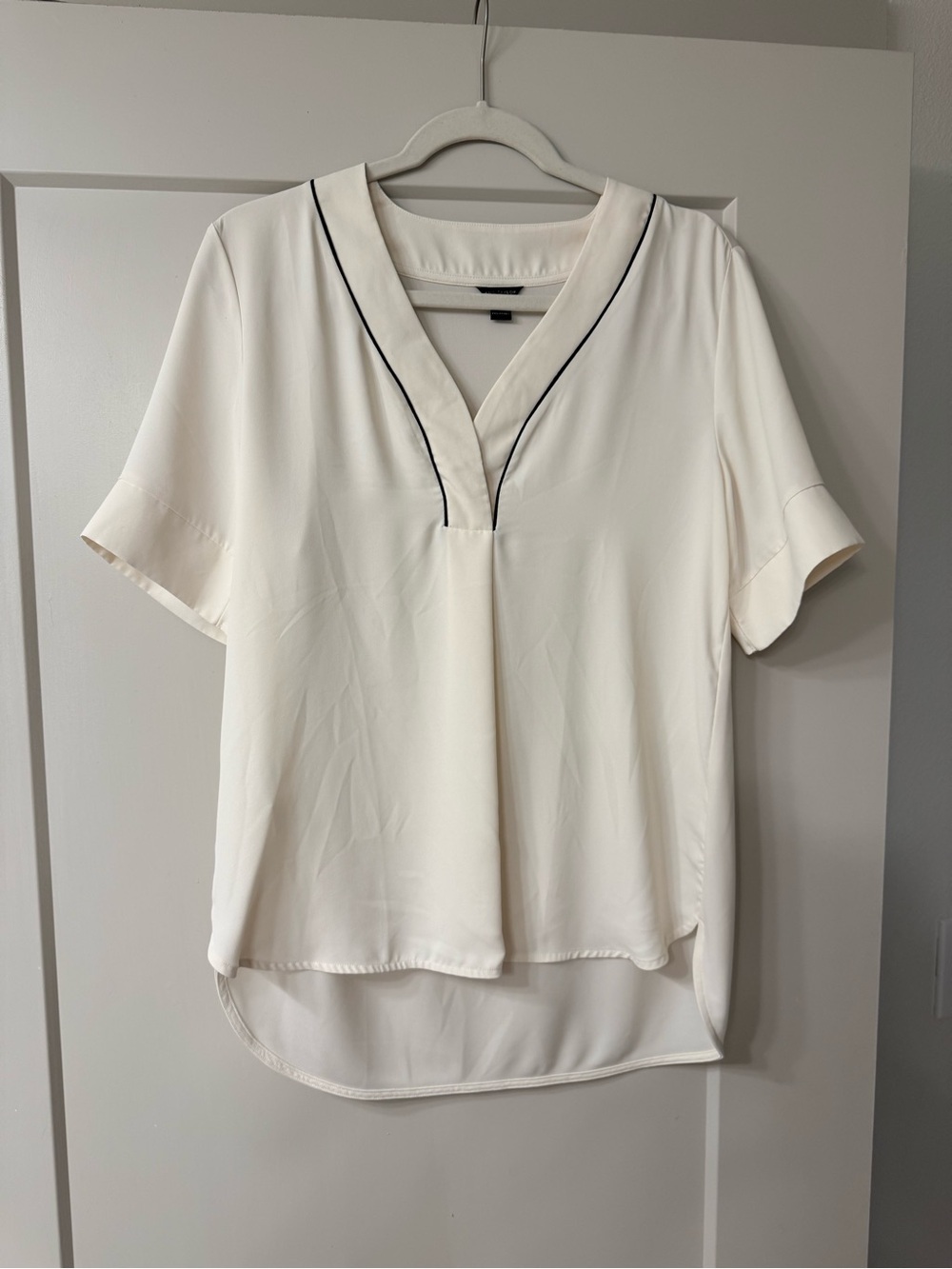 Ann Taylor Women's Cream V-Neck Blouse with Contrast Piping